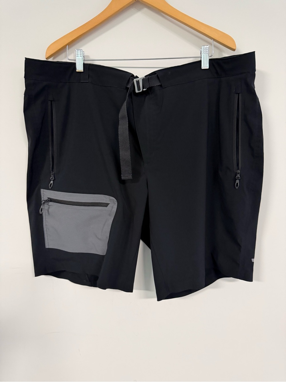 Columbia Black Men's Athletic Shorts with Gray Pocket